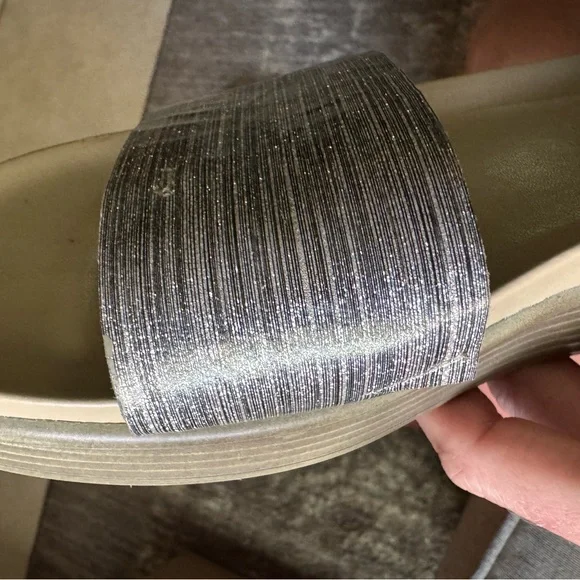 Donald pliner platform Fifi sandal Excellent condition gold - Picture 11 of 11